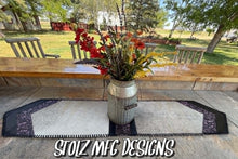 Load image into Gallery viewer, Table Runner 39
